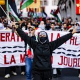 La manifestation propalestinienne de jeudi soir à Lausanne a réuni plus de 2000 personnes. Keystone/JEAN-CHRISTOPHE BOTT
